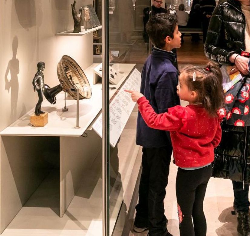 Visite du musée de la BnF en famille - - © Laurent Julliand / Agence Contextes / BnF 