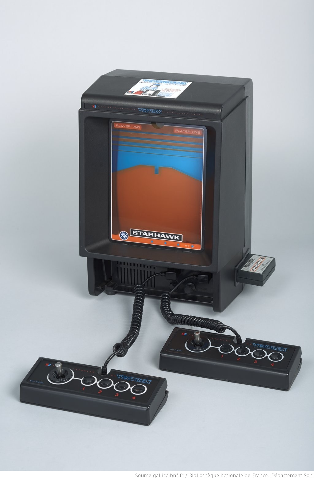 Collection Charles Cros. Consoles de jeux vidéo (média : multimédias). Consoles de jeux vidéo MB Video Electronics - Vectrex. Console de jeux vidéo MB Video Electronics Vectrex