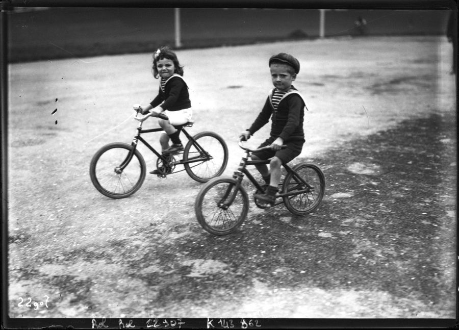 Debenne, 3 ans, Boisserel , [deux jeunes enfants à vélo],  Agence Rol.  1912 