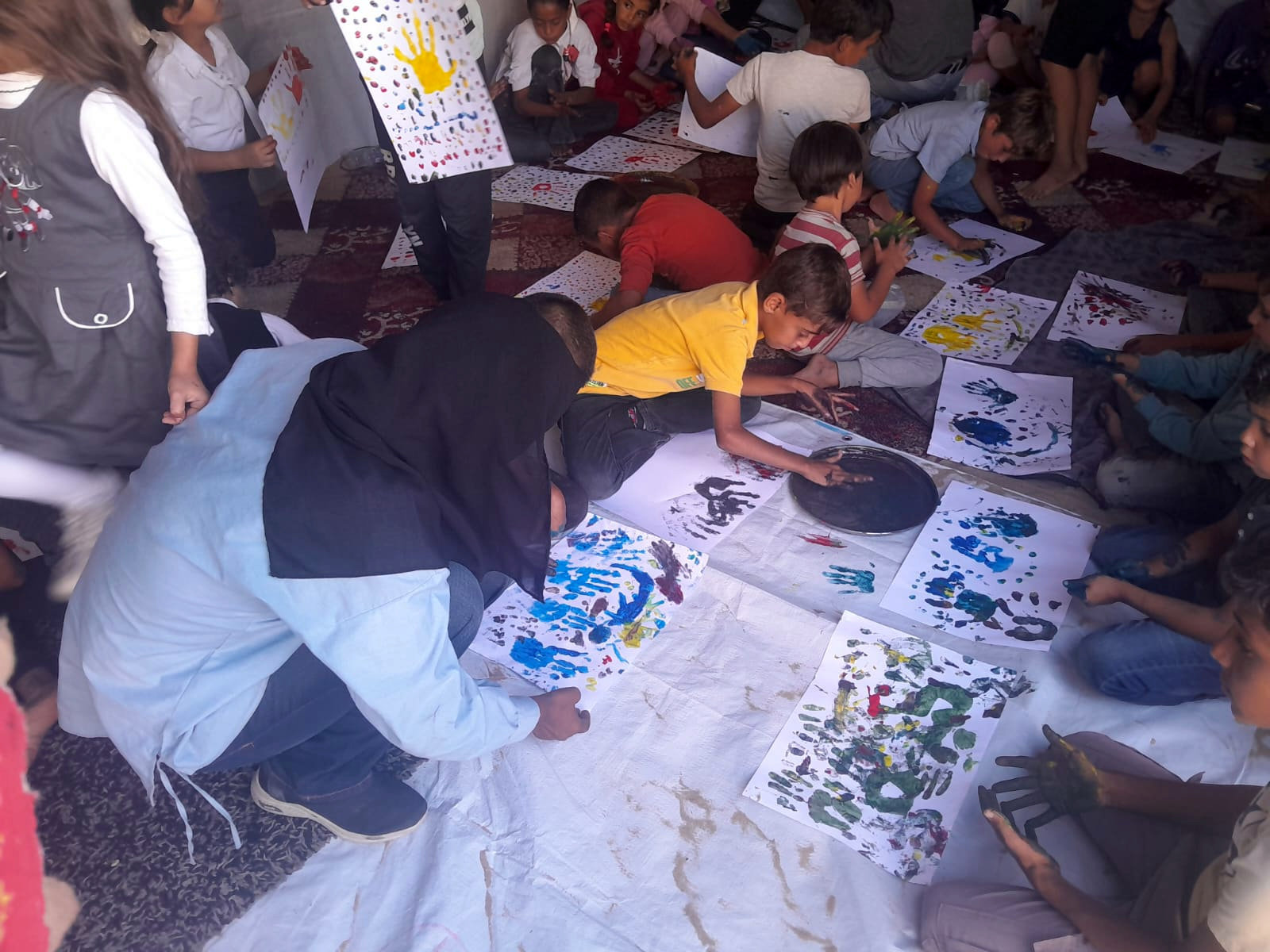 Atelier animé par Neama Hassan dans un camp de réfugiés Palestiniens