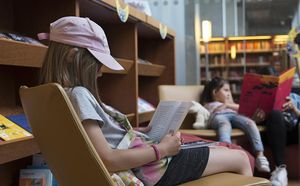 Enfant en pleine lecture en salle i de la Bibliothèque tout public BnF